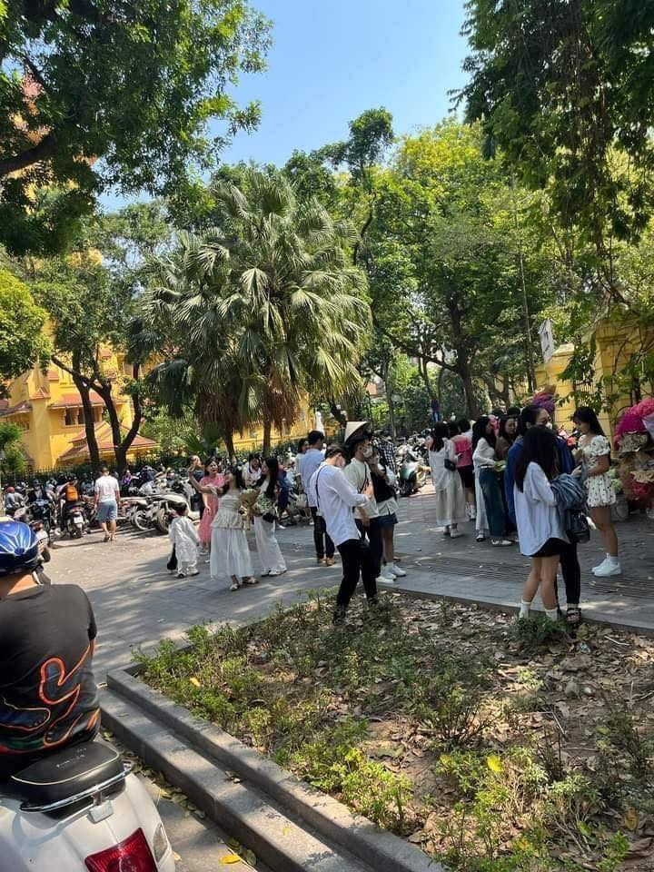 Thời điểm về trưa, nắng bắt đầu gắt hơn, tuy nhiên chính thế mà các bức ảnh được chụp sẽ lung linh hơn nên rất nhiều người vẫn kiên nhẫn tìm góc vắng người nhất có thể để chụp ảnh. (Ảnh: Linh Nguyễn)