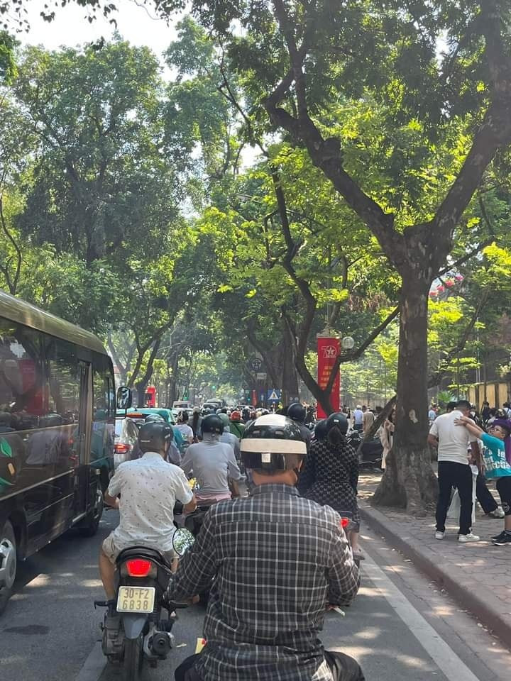 Phố Phan Đình Phùng, phố Hoàng Diệu được biết đến với vẻ đẹp đầy thơ mộng bởi hai hàng cổ thụ bên đường rợp lá, kèm theo những tia nắng xuyên qua những kẽ lá, cành cây. Bắt đầu từ tháng 9, khi thời tiết đã dịu đi những đợt nắng oi ả của mùa hè thì cứ mỗi cuối tuần, nhiều người lại rủ nhau lên đây chụp ảnh, check-in. Nhiều người sau khi chụp ảnh check-in đã ghé quán cà phế, thưởng thức hương cốm mùa thu của Hà Nội. (Ảnh: Linh Nguyễn)