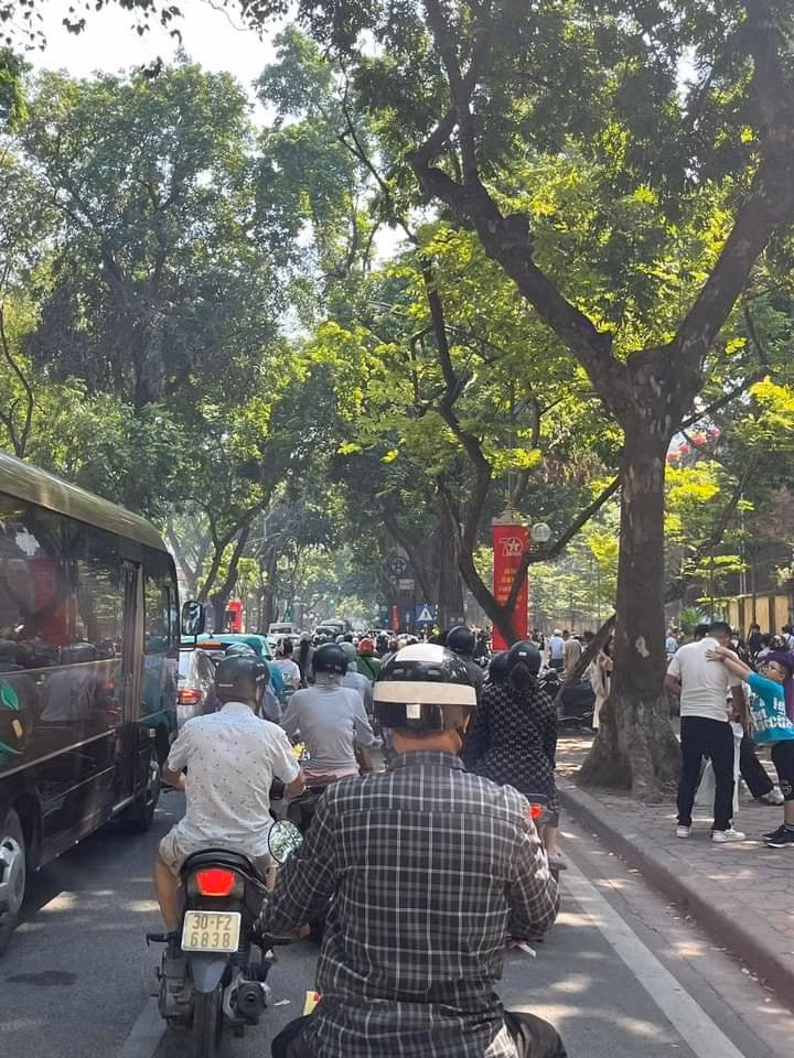 Phố Phan Đình Phùng, phố Hoàng Diệu được biết đến với vẻ đẹp đầy thơ mộng bởi hai hàng cổ thụ bên đường rợp lá, kèm theo những tia nắng xuyên qua những kẽ lá, cành cây. Bắt đầu từ tháng 9, khi thời tiết đã dịu đi những đợt nắng oi ả của mùa hè thì cứ mỗi cuối tuần, nhiều người lại rủ nhau lên đây chụp ảnh, check-in. Nhiều người sau khi chụp ảnh check-in đã ghé quán cà phế, thưởng thức hương cốm mùa thu của Hà Nội. (Ảnh: Linh Nguyễn)