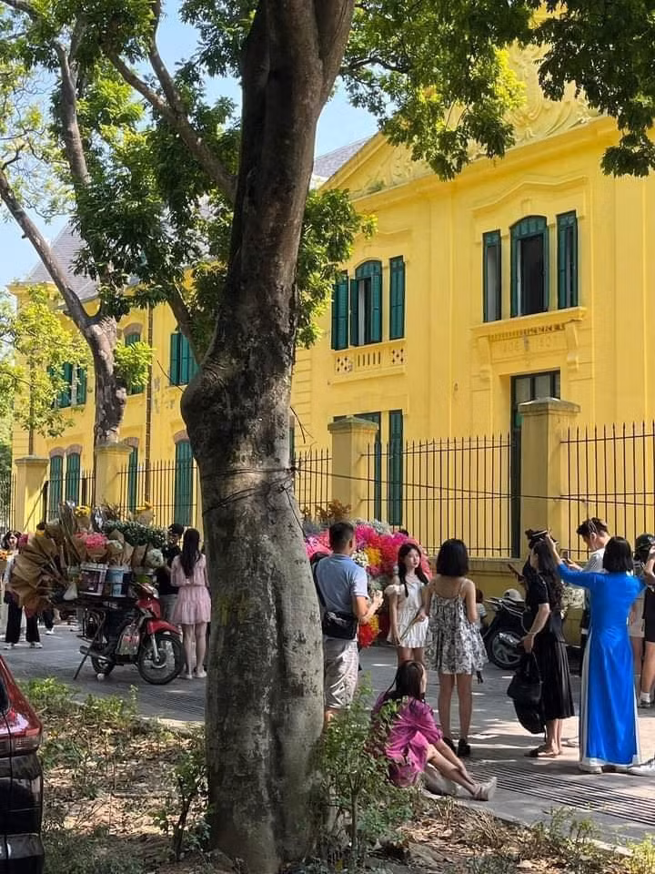 Dong nghit nguoi “san nang” mua thu tren pho Phan Dinh Phung