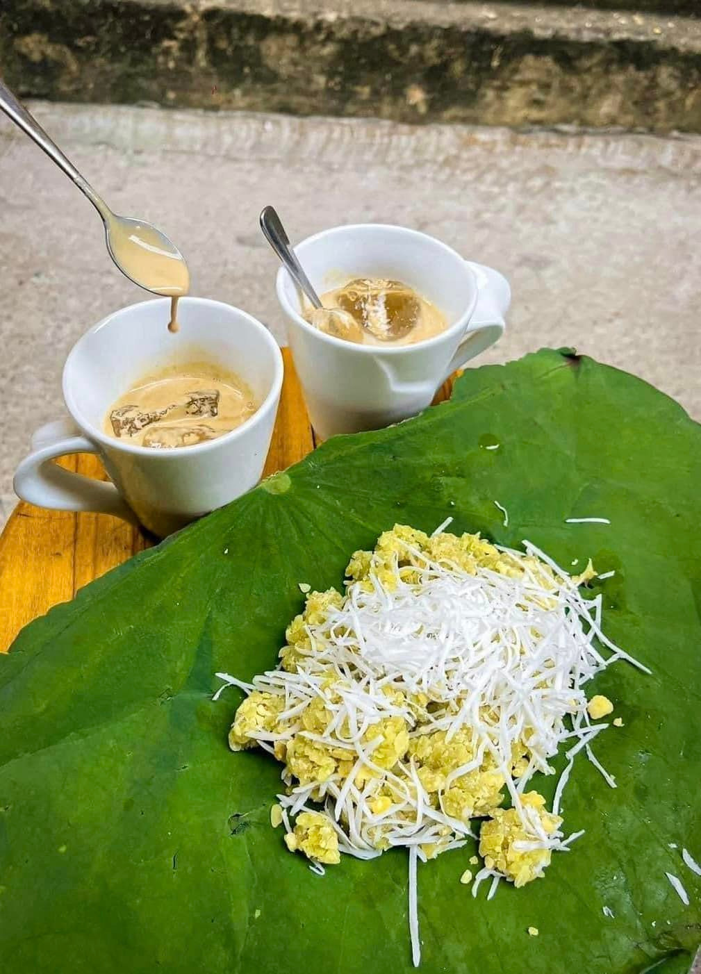 Nhiều người sau khi chụp ảnh check-in đã ghé quán cà phế, thưởng thức hương cốm mùa thu của Hà Nội. (Ảnh: Do Thi Van Anh)