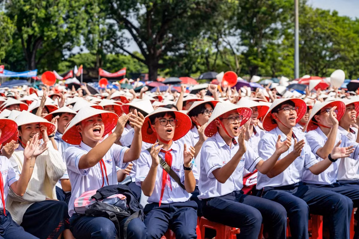 Với nón lá, áo dài, đồng phục học sinh, cổ động viên đã tôn vinh hình ảnh đậm chất Huế, cùng với đó là màn xếp hình quốc kỳ đầy xúc động, tiếp lửa cho Võ Quang Phú Đức đang thi đấu tại điểm cầu S14, Đài Truyền hình Việt Nam.