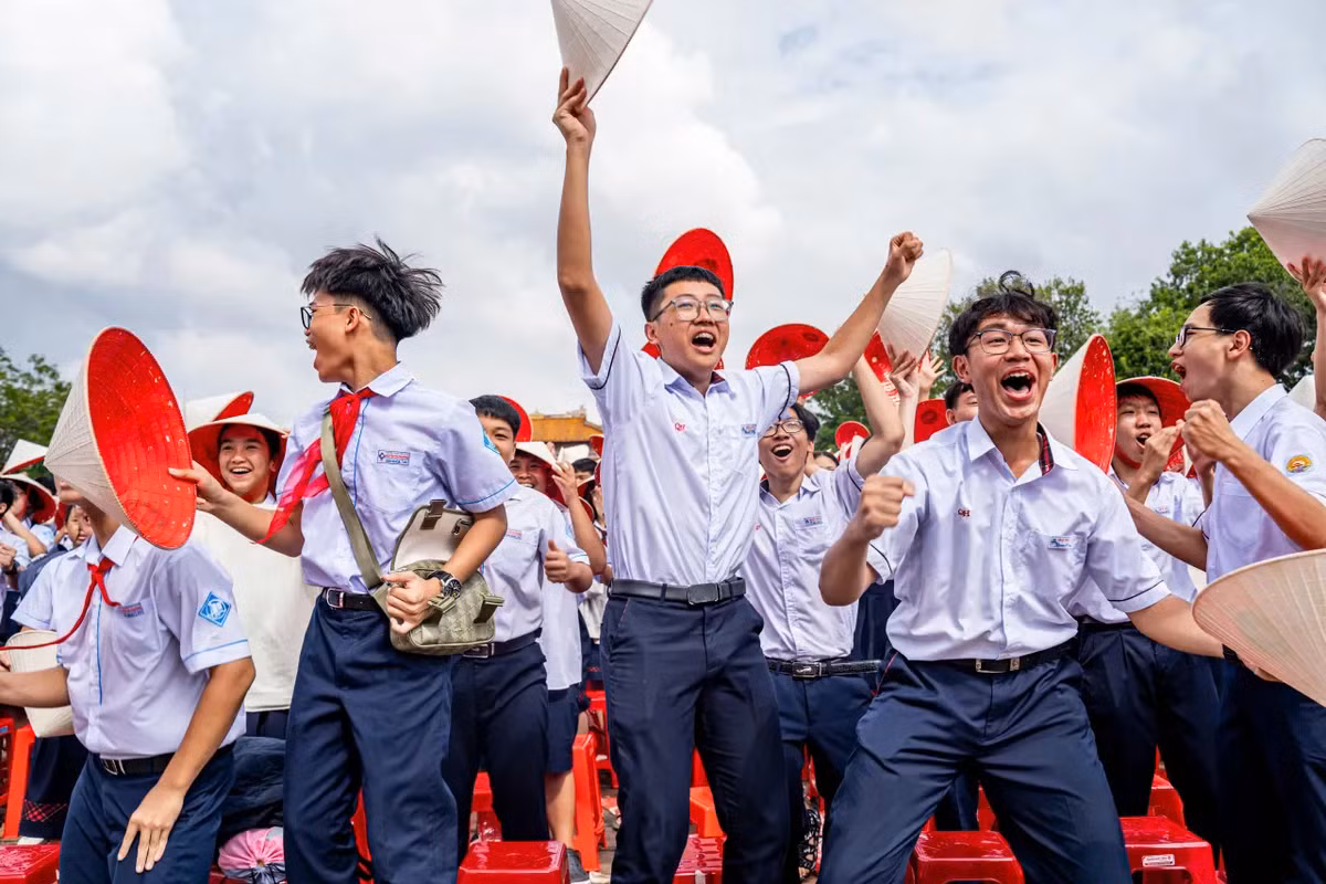 Khoảnh khắc vỡ òa của học sinh trường THPT chuyên Quốc Học - Huế khi Phú Đức giành được vòng nguyệt quế.