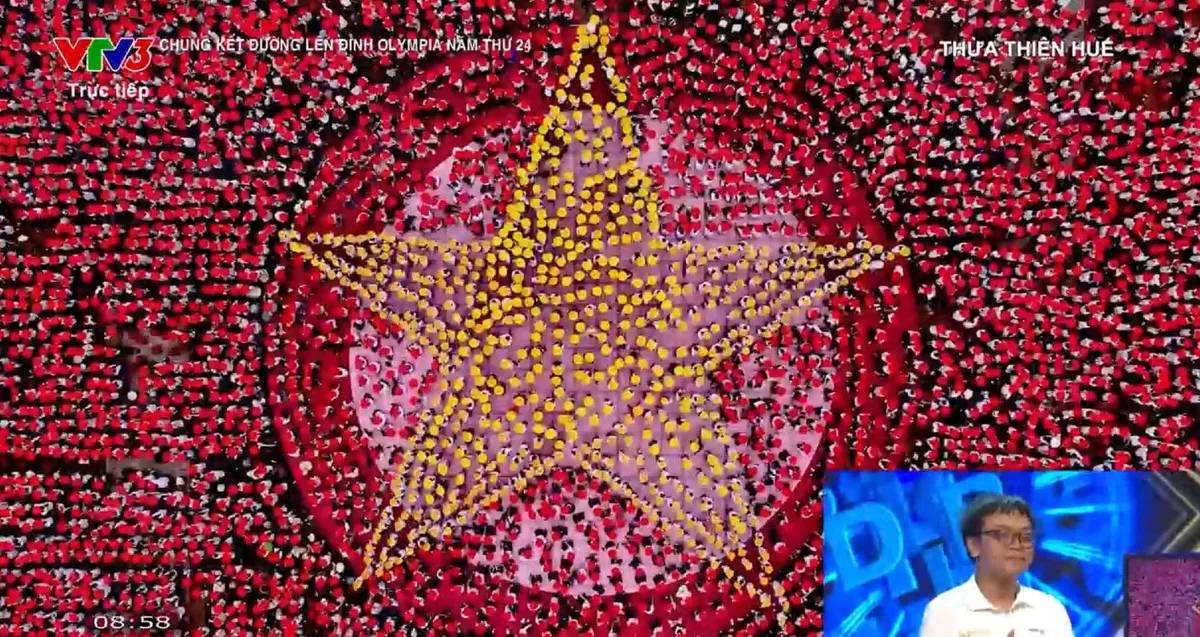 Sáng 13/10, 8.000 học sinh mang nón lá xếp hình khổng lồ và người dân đã có mặt tại Quảng trường Ngọ Môn để cổ vũ cho trận chung kết năm Đường lên đỉnh Olympia lần thứ 24