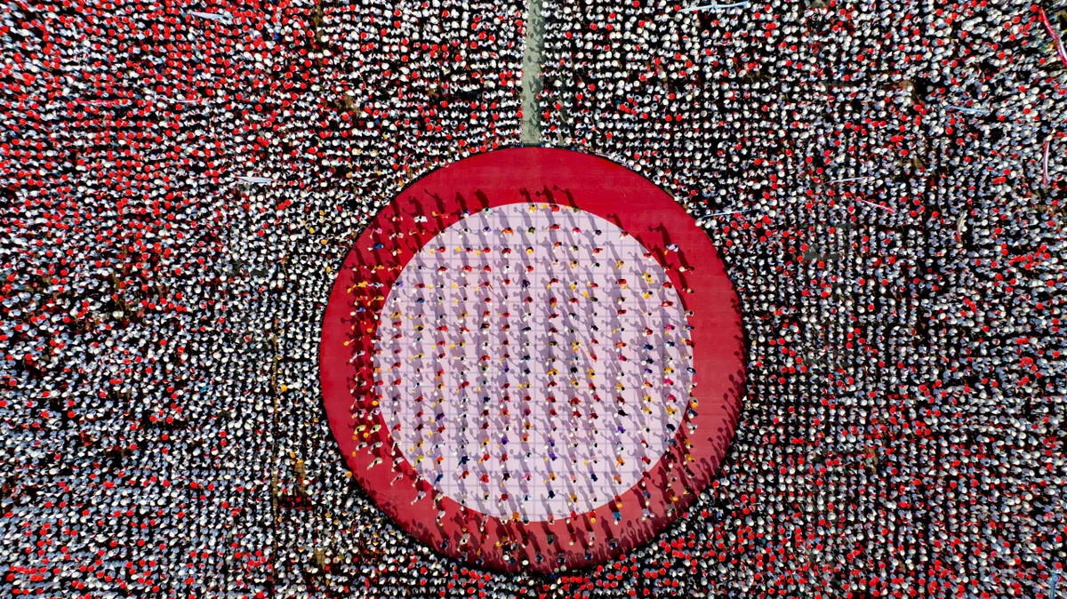 Vị trí tổ chức cầu truyền hình tại Thừa Thiên Huế được thiết kế theo một sân khấu hình tròn mang nhiều màu sắc, không khí trở nên sôi động từ những giây phút đầu tiên của trận chung kết.