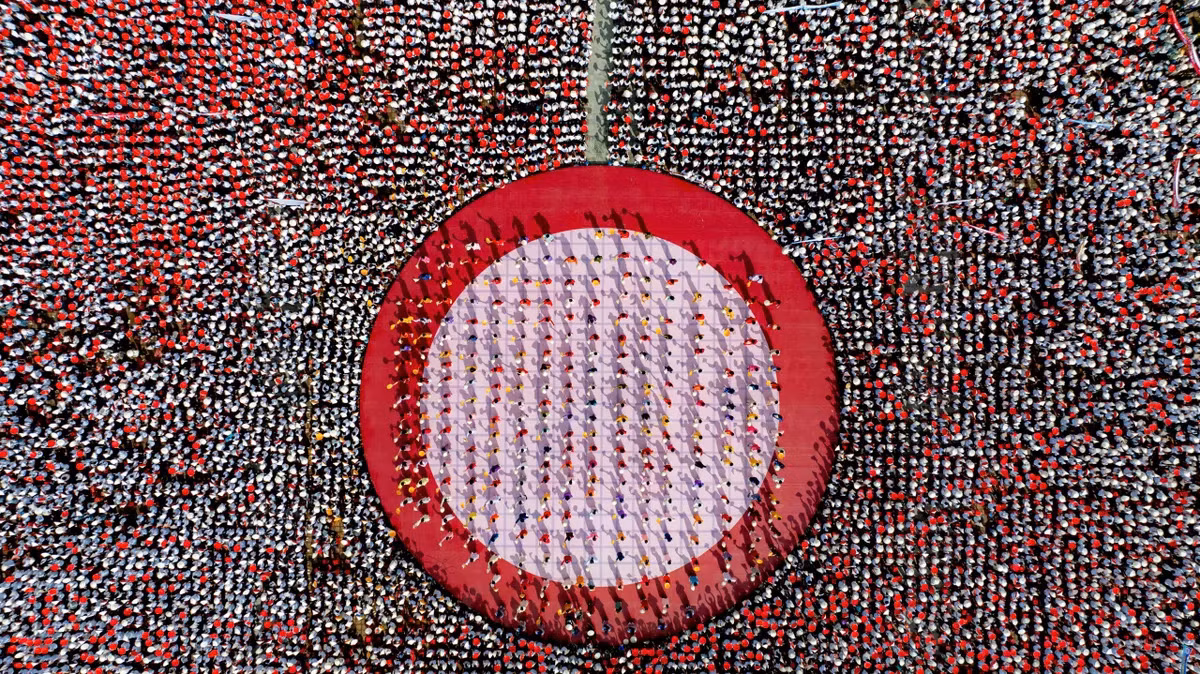 Vị trí tổ chức cầu truyền hình tại Thừa Thiên Huế được thiết kế theo một sân khấu hình tròn mang nhiều màu sắc, không khí trở nên sôi động từ những giây phút đầu tiên của trận chung kết.