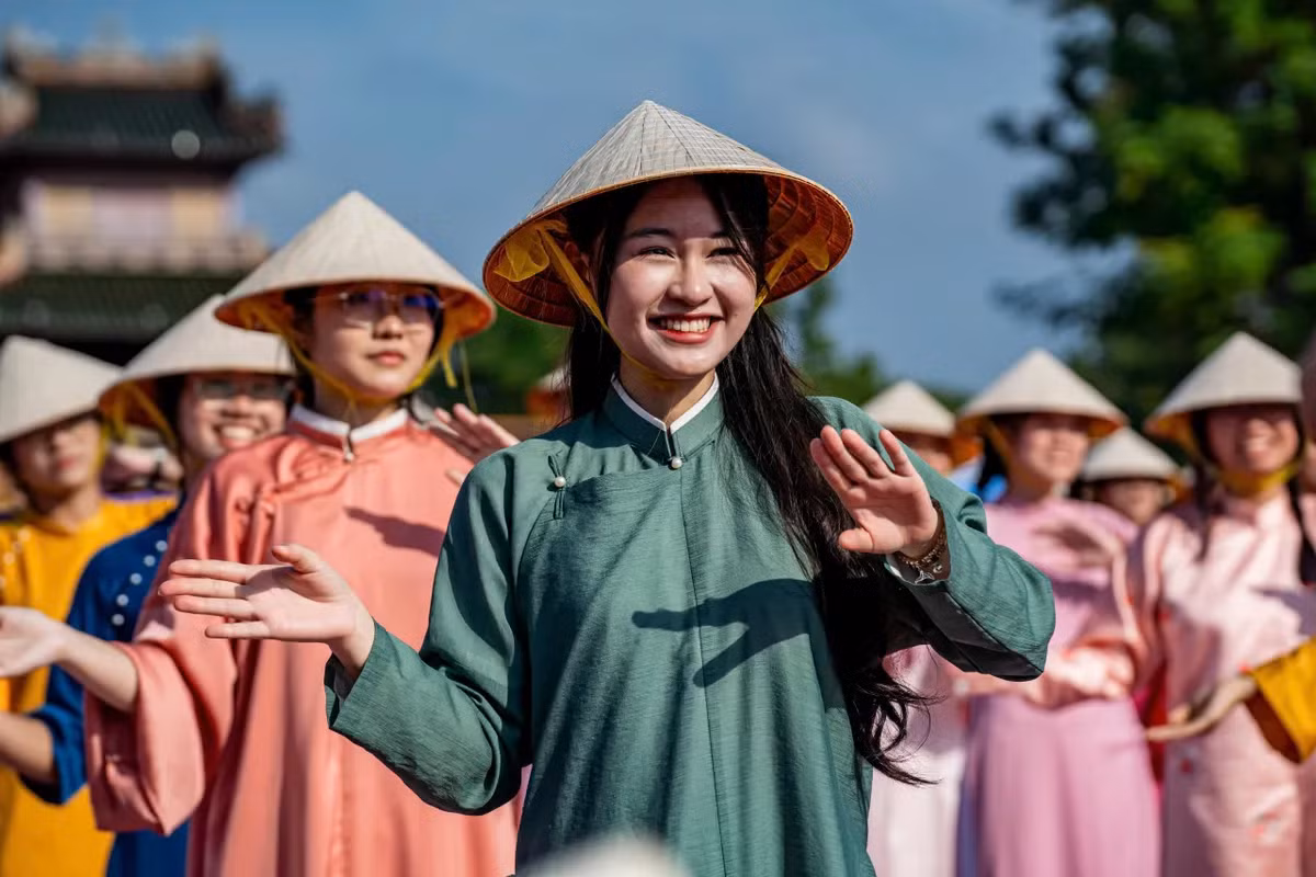 Bên cạnh tôn vinh giá trị văn hoá truyền thống, tiết mục cổ vũ từ điểm cầu Huế vẫn vô cùng tươi trẻ và sôi động khi đồng diễn trên nền nhạc ca khúc Dreamers của Jung Kook (BTS) với phiên bản tiếng Việt là những lời cổ vũ nhiệt thành dành tới Phú Đức.