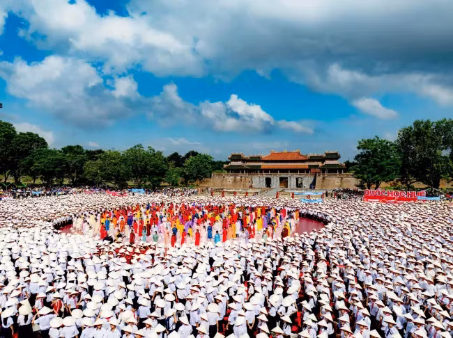 Tại điểm cầu Huế đã diễn ra lễ Truyền lô tái hiện nghi thức thời nhà Nguyễn, rước bảng vàng ghi danh những sĩ tử đỗ Tiến sĩ.
