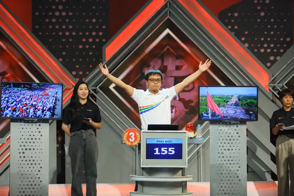 Chiếc vòng nguyệt quế danh giá của chung kết Đường lên đỉnh Olympia 2024 đã được trao cho Võ Quang Phú Đức đến từ trường THPT chuyên Quốc học - Huế. Với phần thể hiện vô cùng xuất sắc của mình, Phú Đức xứng đáng với danh hiệu nhà vô địch năm nay.