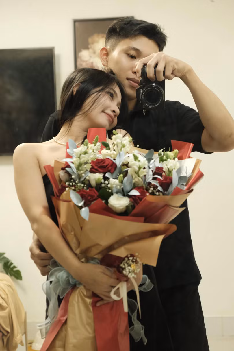 Tình cảm của cặp đôi được mẹ chồng ủng hộ tuyệt đối, thậm chí lúc cô nàng còn băn khoăn vì chiếc váy cưới vượt quá kinh phí, mẹ chồng đã hào phóng cổ vũ con dâu chọn những gì mình thích, thiếu sẽ được bà bù thêm.