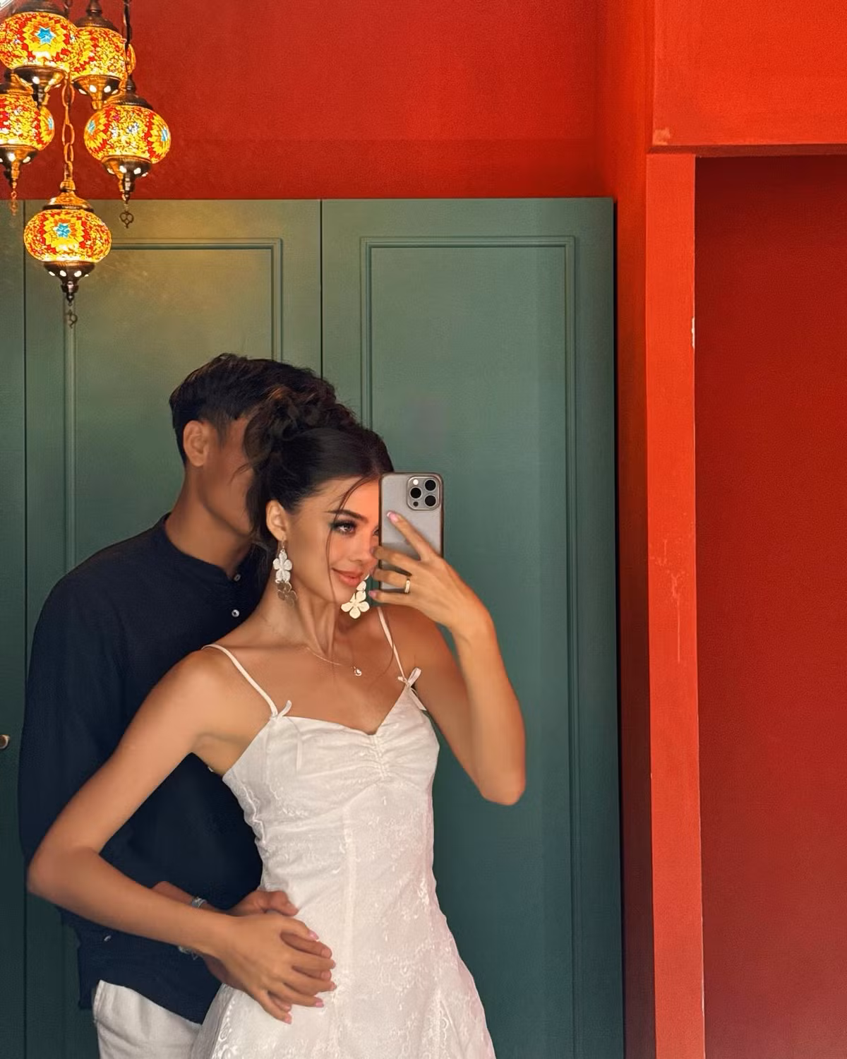 Dù đã cưới nhau được 1 thời gian, tuy nhiên cặp đôi luôn dành cho nhau những cử chỉ mặn nồng, tình cảm.