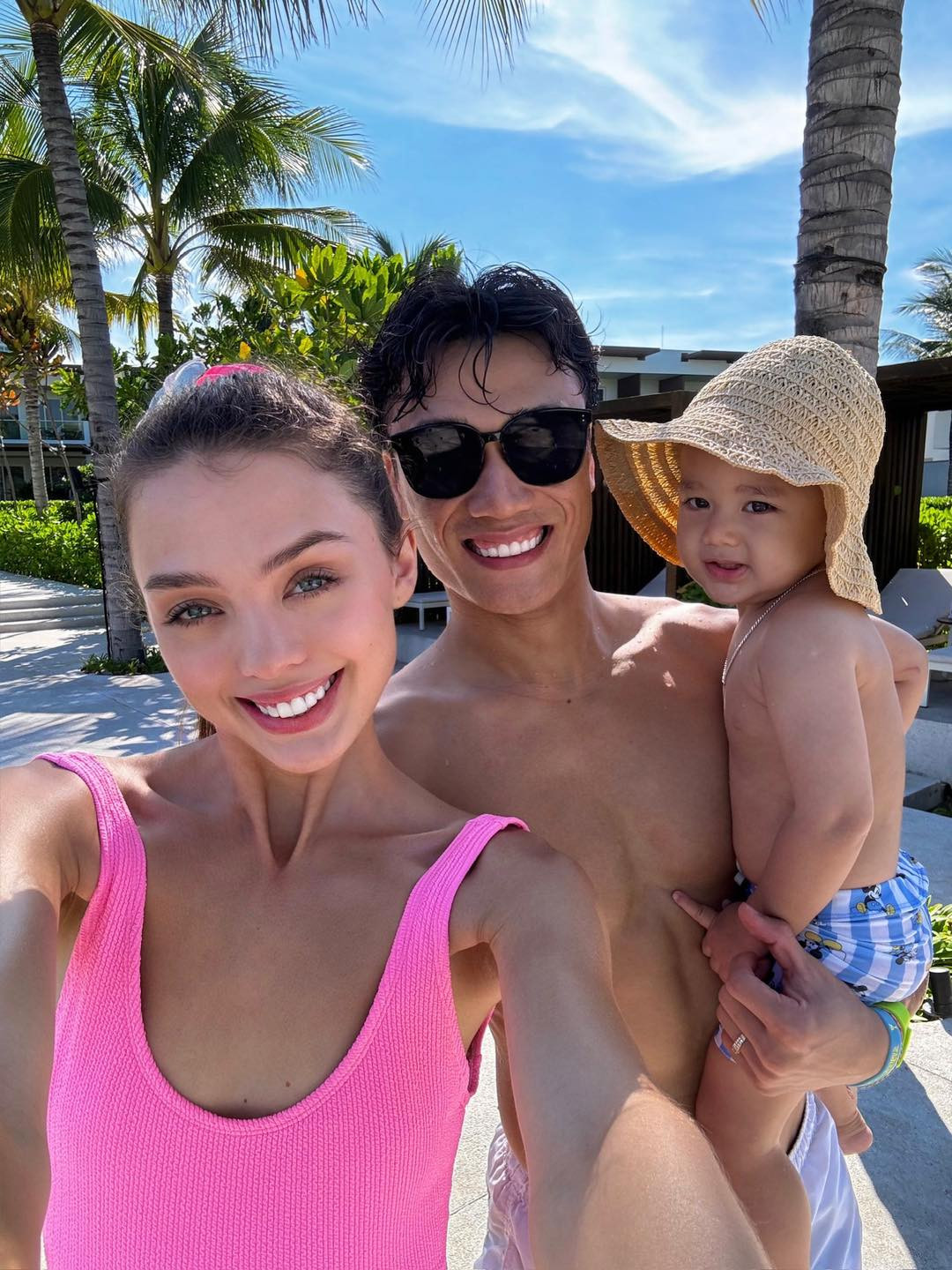 Cậu bé Danil sở hữu vẻ ngoài lai Tây kháu khỉnh, có những đặc điểm của mẹ như mái tóc màu vàng nhạt, đôi mắt xanh, sống mũi cao.