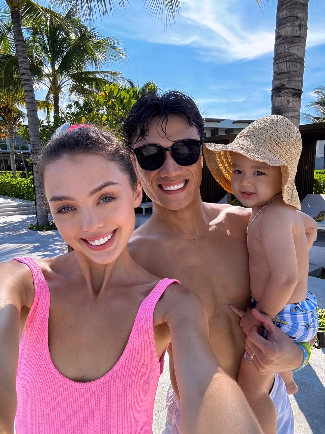 Cậu bé Danil sở hữu vẻ ngoài lai Tây kháu khỉnh, có những đặc điểm của mẹ như mái tóc màu vàng nhạt, đôi mắt xanh, sống mũi cao.