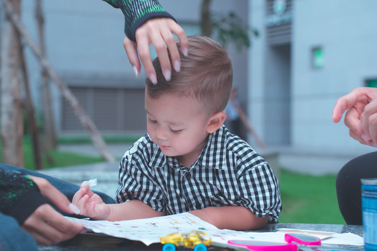 Cách đây ít lâu, Bùi Tiến Dũng cũng đăng tải loạt ảnh đang tự tay làm đồ chơi cho con trai.