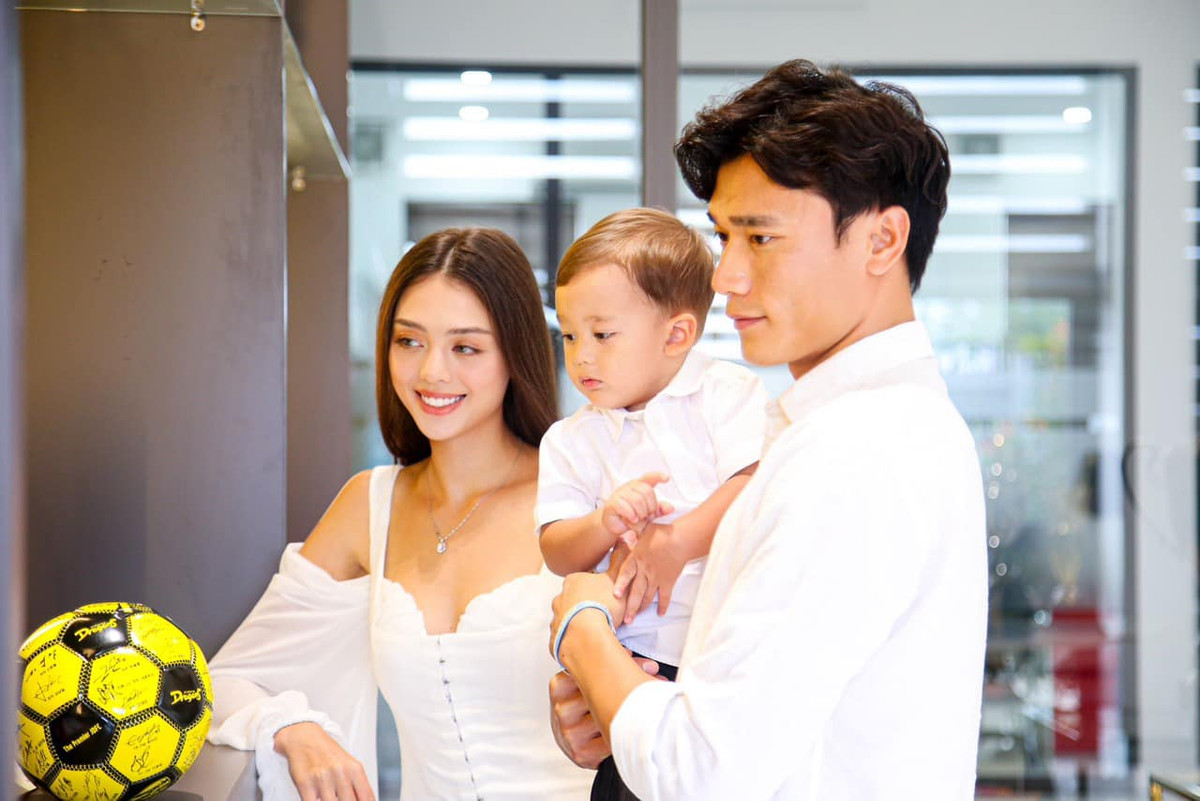 Trên trang cá nhân, Bùi Tiến Dũng chăm chỉ chia sẻ những khung ảnh gia đình hạnh phúc, từ chuyến du lịch cùng nhau đến các hoạt động bình dị trong cuộc sống hàng ngày.