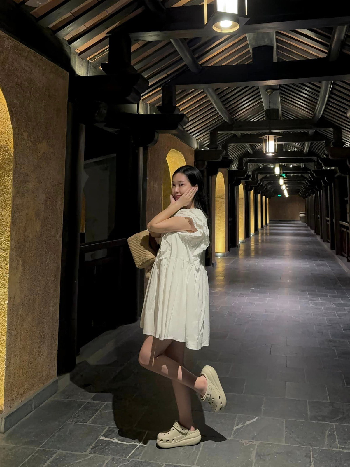 Hà Đức Chinh và Mai Hà Trang tổ chức hôn lễ, về chung một nhà vào năm 2022 sau 4 năm hẹn hò. Đầu năm nay, người hâm mộ nhiều lần thấy Mai Hà Trang xuất hiện với chiếc bụng bầu lùm lùm.