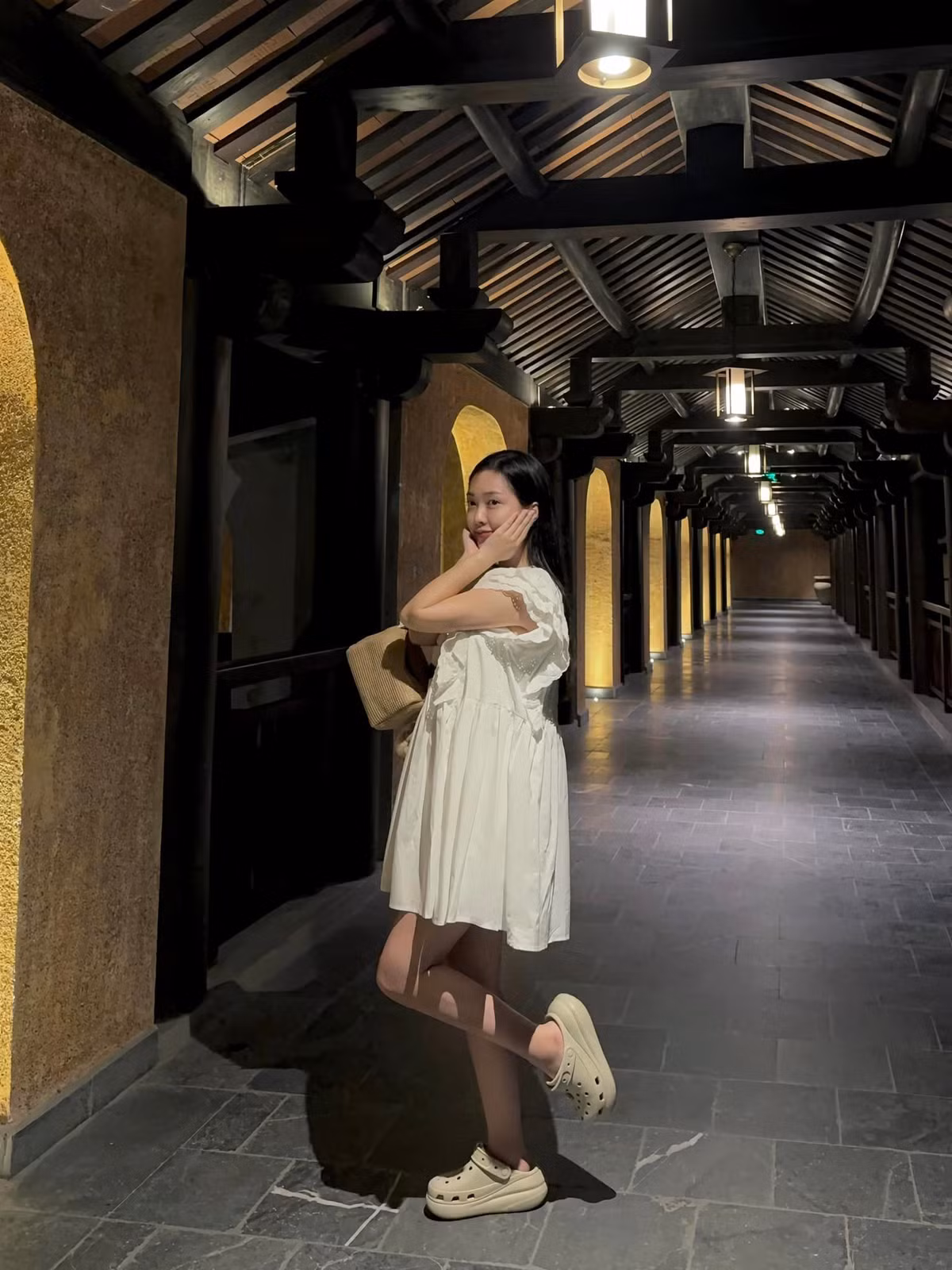 Hà Đức Chinh và Mai Hà Trang tổ chức hôn lễ, về chung một nhà vào năm 2022 sau 4 năm hẹn hò. Đầu năm nay, người hâm mộ nhiều lần thấy Mai Hà Trang xuất hiện với chiếc bụng bầu lùm lùm.