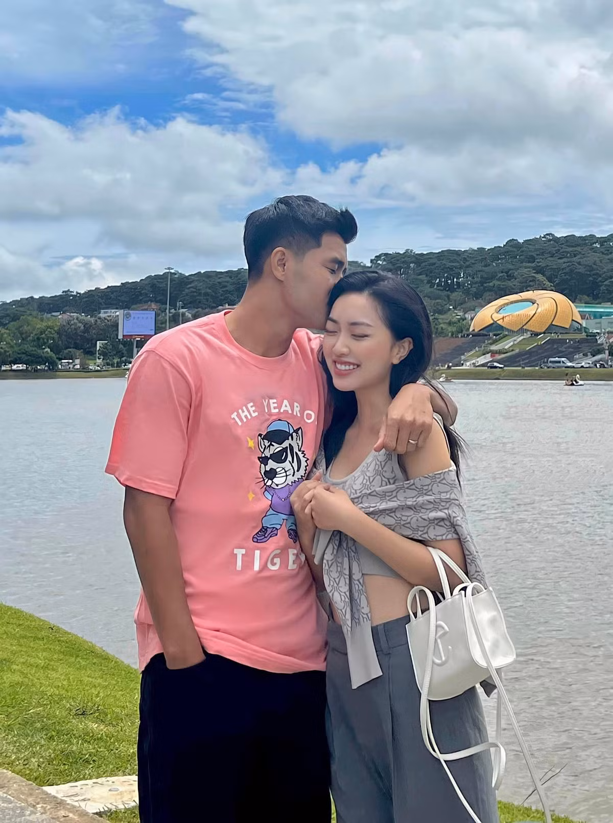 Sau khi kết hôn, vợ chồng Hà Đức Chinh có cuộc sống khá kín tiếng, ý chia sẻ chuyện tình cảm riêng tư. Cặp đôi có mối quan hệ rất tốt với vợ chồng Đoàn Văn Hậu và Doãn Hải My.