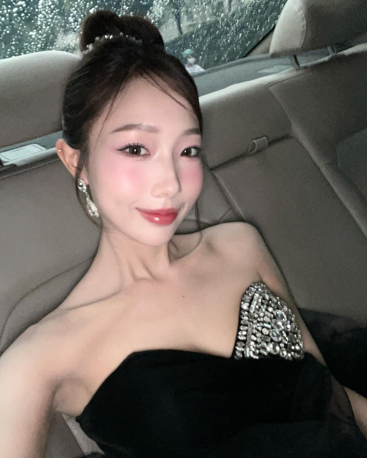 Tuy nhiên hành động cũng như phát ngôn của cô nàng trong show thực tế dần khiến nhiều người mất thiện cảm. So với các người chơi nữ khác, Yuna Vũ không chiếm được nhiều cảm tình từ các người chơi nam. Điều này thể hiện qua các phần "bỏ phiếu trái tim", Yuna Vũ có 2 lần không nhận được bất kỳ trái tim nào từ các người chơi nam.