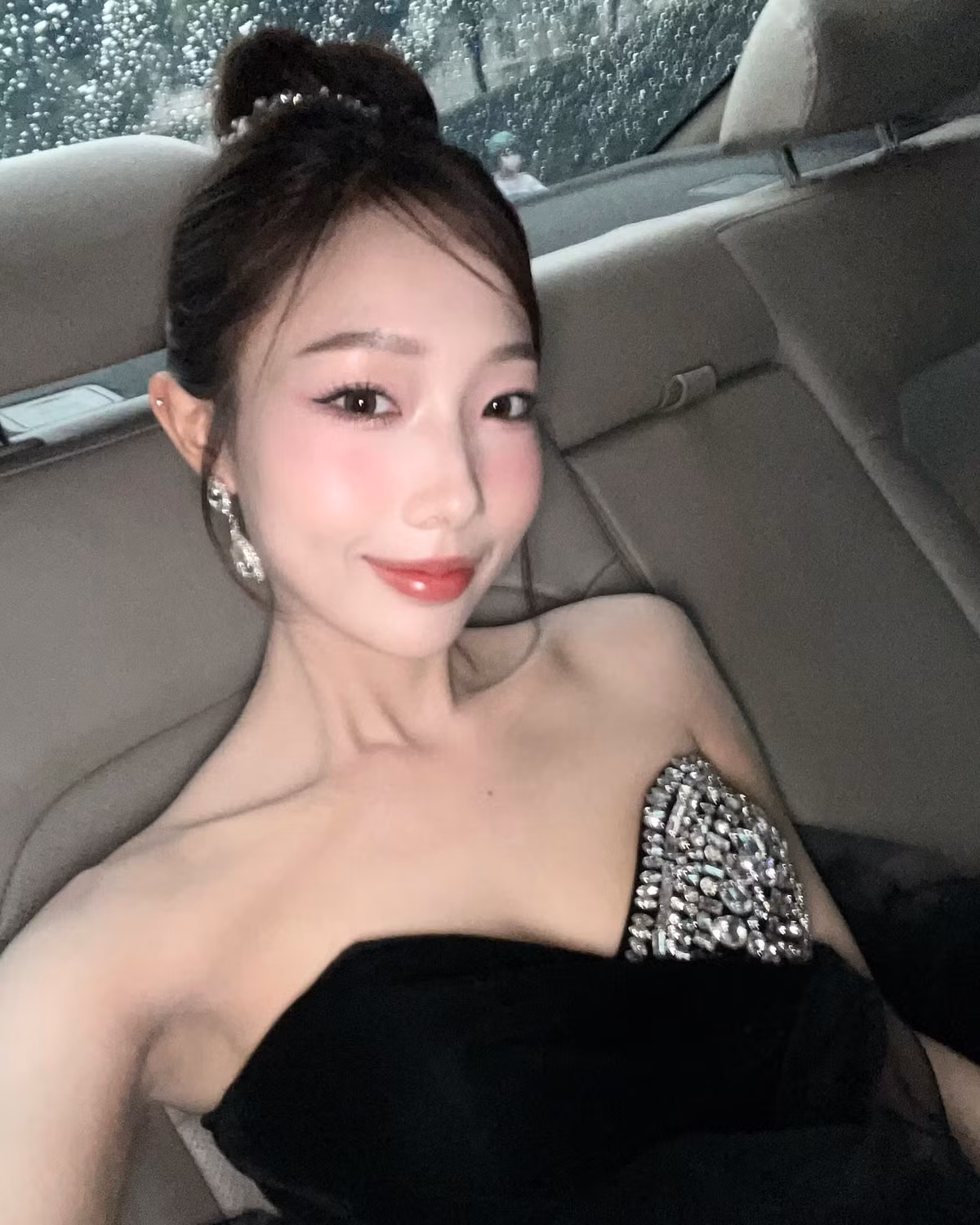 Tuy nhiên hành động cũng như phát ngôn của cô nàng trong show thực tế dần khiến nhiều người mất thiện cảm. So với các người chơi nữ khác, Yuna Vũ không chiếm được nhiều cảm tình từ các người chơi nam. Điều này thể hiện qua các phần "bỏ phiếu trái tim", Yuna Vũ có 2 lần không nhận được bất kỳ trái tim nào từ các người chơi nam.