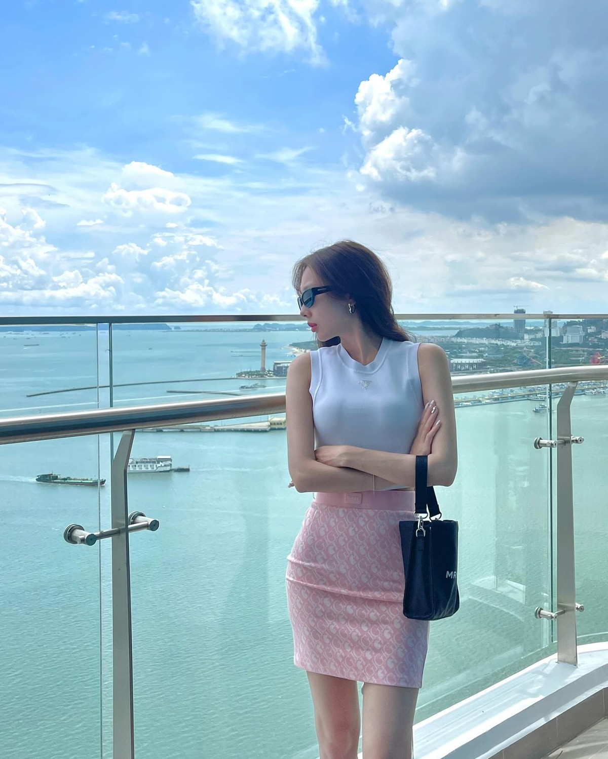 Mới đây, trong một chương trình, cô nàng vừa có những chia sẻ liên quan đến bản thân và show Đảo Thiên Đường. Theo đó, cô nàng kể từng chia tay bạn trai vì không được bạn trai đút cho ăn.