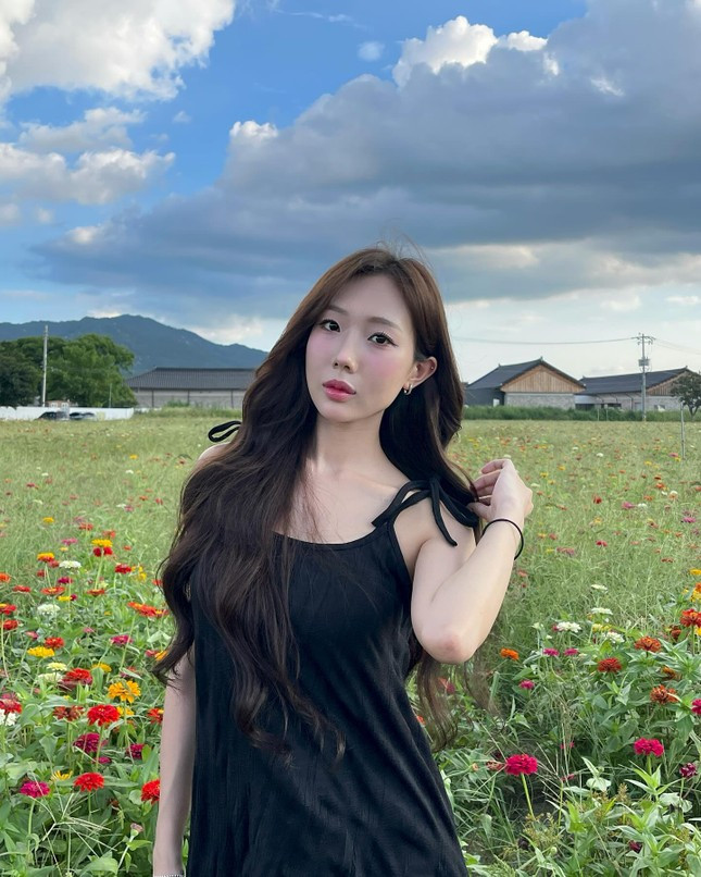 Lý do chia tay của cô nàng nhận về 2 luồng ý kiến trái chiều, nhiều người cho rằng cô nàng mang tính cách như vậy quá trẻ con, khó chiều: "Chia tay vì không đút cho ăn á, tình yêu gà bông à", "không hiểu nổi, đỏng đảnh quá". Tuy nhiên có người lại đồng quan điểm với Yuna Vũ, cho rằng đó chỉ là một câu chuyện nhỏ, nhưng người yêu cũ lại hơn thua với bạn gái: "Có mỗi đút cho bạn gái ăn mà không làm được, người ta có yêu người ta mới nhõng nhẽo mà thôi", "chồng tôi đút cho tôi ăn suốt chả sao. Đấy là thể hiện tình yêu và sự chiều chuộng quan tâm".