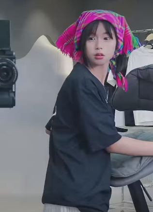 Với những phiên livestream đầu tiên, cô nàng thường mang chiếc khăn truyền thống của dân tộc mình lên sóng trực tiếp.