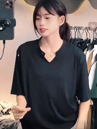 Cô nàng cũng là một trong những người livestream hiếm hoi dám "chửi cả khách hàng" những vẫn nhận về sự yêu mến. Cô nàng với biểu cảm đáng yêu, với những câu mắng cũng đáng yêu không kém "ơ cái thằng người kinh kia nhé, tao hiểu đấy nhé". Sự chân chất mộc mạc của cô nàng thu hút nhiều người theo dõi.