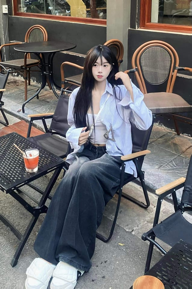 Hiện tại, Mỹ Lệ vẫn làm công việc livestream mỗi tối. Các sản phẩm cô nàng thường lựa chọn chủ yếu là mặt hàng thời trang trẻ trung.