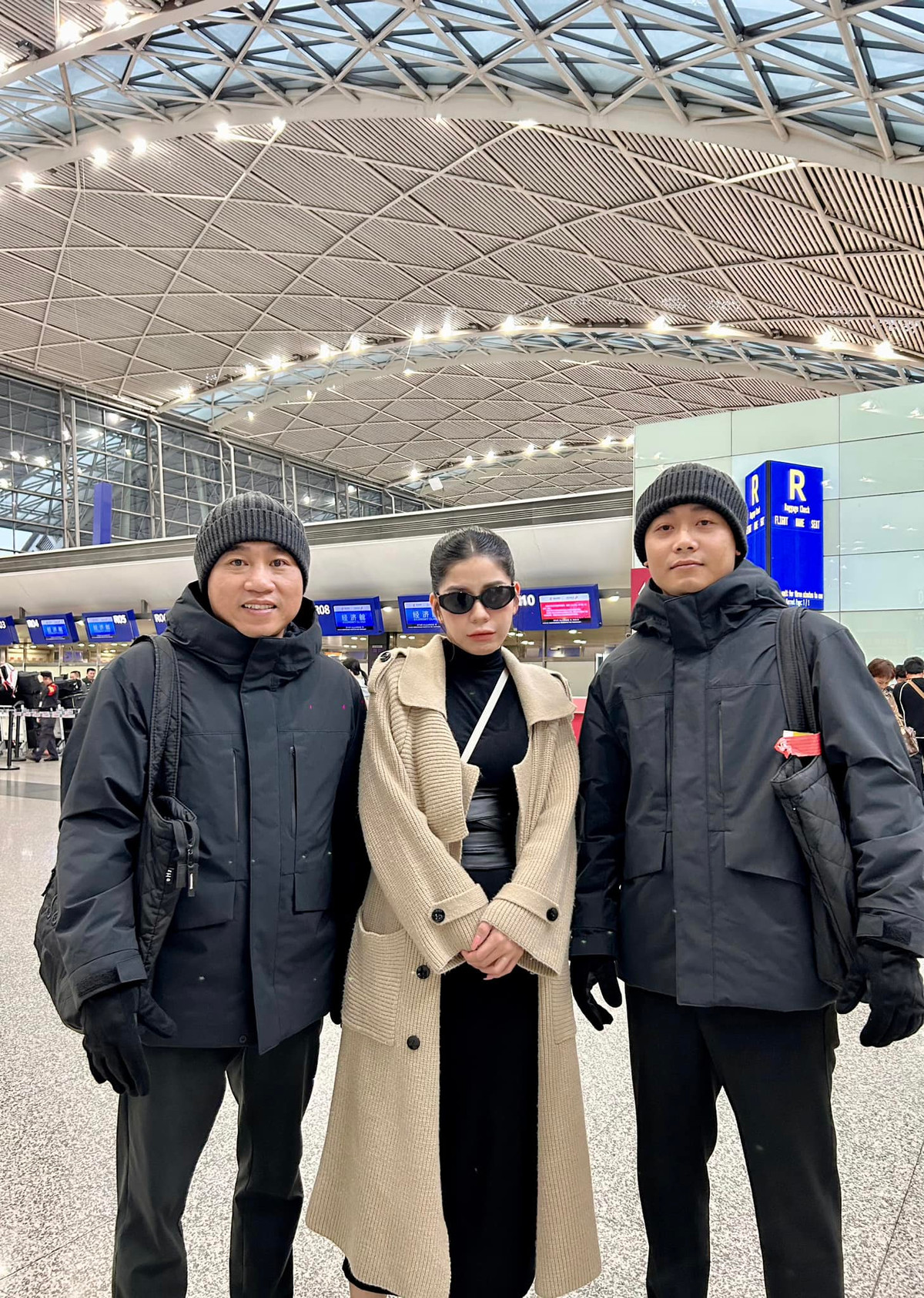 Được biết mới đây, team Quang Linh cùng Hằng Du Mục vừa sang Tân Cương - Trung Quốc để phát sóng những buổi trực tiếp ngay trên đất nước bạn.