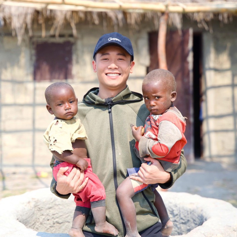 Quang Linh Vlogs tên thật là Phạm Quang Linh sinh năm 1997, tại tỉnh Nghệ An, được biết đến là người sáng lập kênh Youtube "Quang Linh Vlogs - Cuộc sống châu Phi"