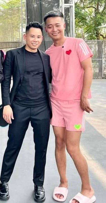 Cách đây ít lâu, anh chàng này cũng bày trò khi diện set đồ cực kỳ "nữ tính" đi chơi pickleball. Theo đó, chàng Youtuber đã chọn bộ trang phục màu hồng nổi bật, kèm theo họa tiết trái tim đáng yêu trên cả áo lẫn quần.