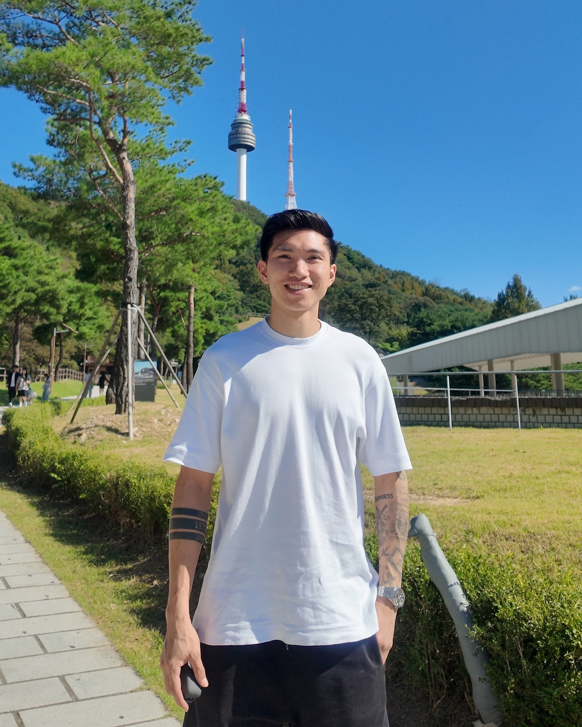 Hôm 29/9, Văn Hậu tranh thủ đưa Hải My dạo chơi Seoul, chụp ảnh check-in bên tháp Namsan. (Ảnh: IG Đoàn Văn Hậu)