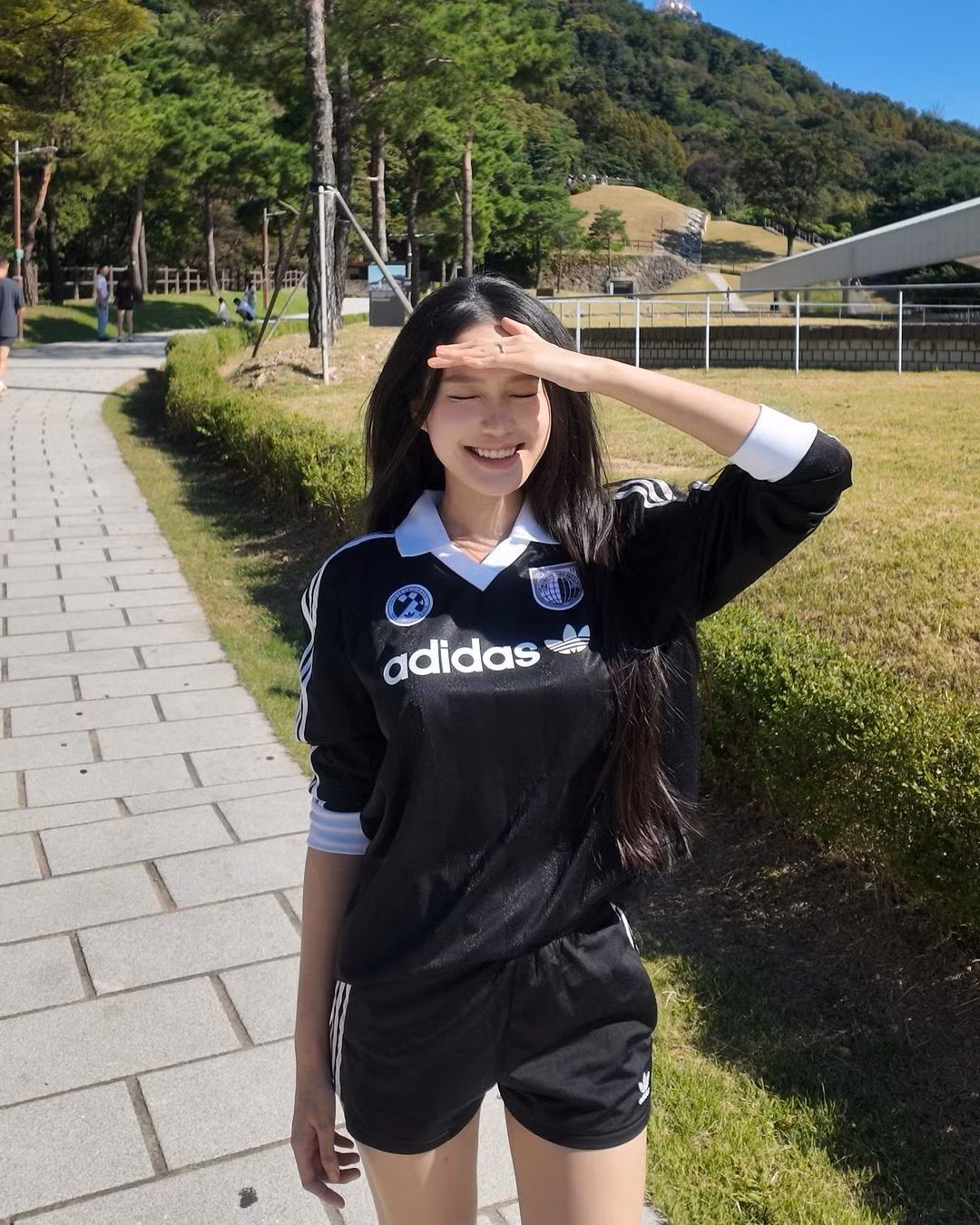 Cô nàng diện set đồ màu đen thể thao đầy năng động, khoe nhan sắc tươi tắn dù không cần trang điểm cầu kì. (Ảnh: IG Doãn Hải My)