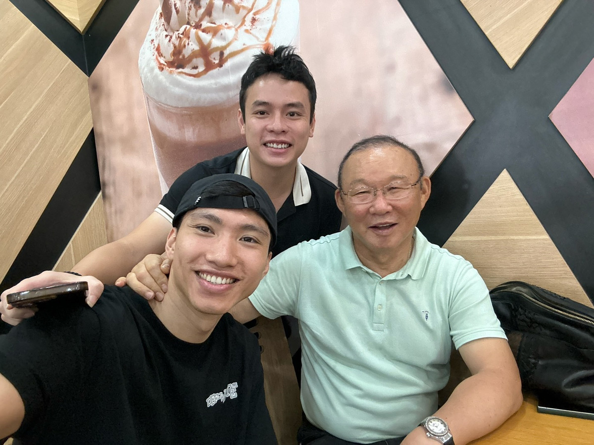 Đoàn Văn Hậu và HLV Park Hang-seo có mối quan hệ khá thân thiết. Doãn Hải My cũng đã từng gặp và trò chuyện với nhà cầm quân người Hàn Quốc trong đám cưới của Quang Hải tại Đông Anh hồi cuối tháng ba. (Ảnh: IG Đoàn Văn Hậu)