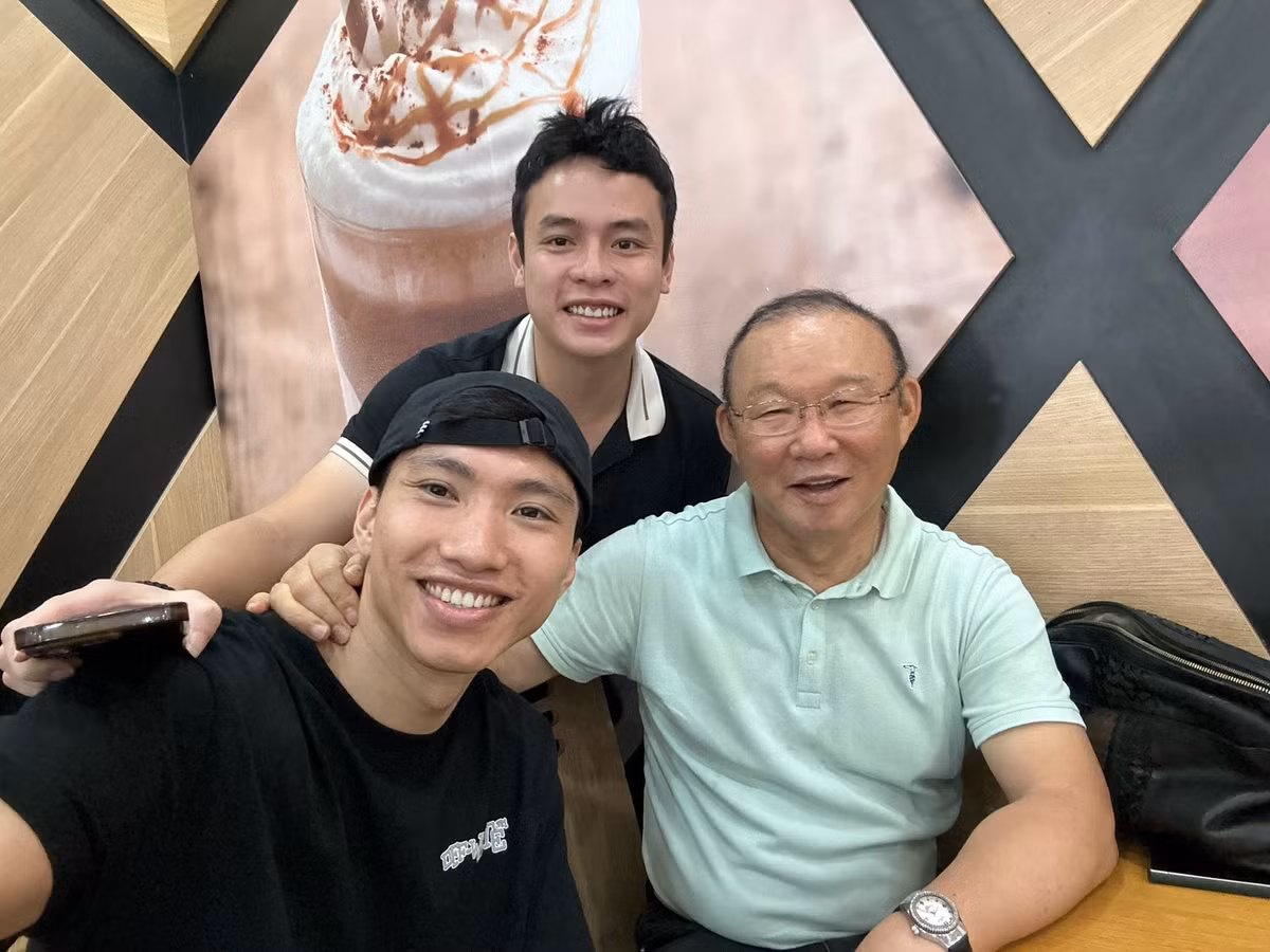 Đoàn Văn Hậu và HLV Park Hang-seo có mối quan hệ khá thân thiết. Doãn Hải My cũng đã từng gặp và trò chuyện với nhà cầm quân người Hàn Quốc trong đám cưới của Quang Hải tại Đông Anh hồi cuối tháng ba. (Ảnh: IG Đoàn Văn Hậu)