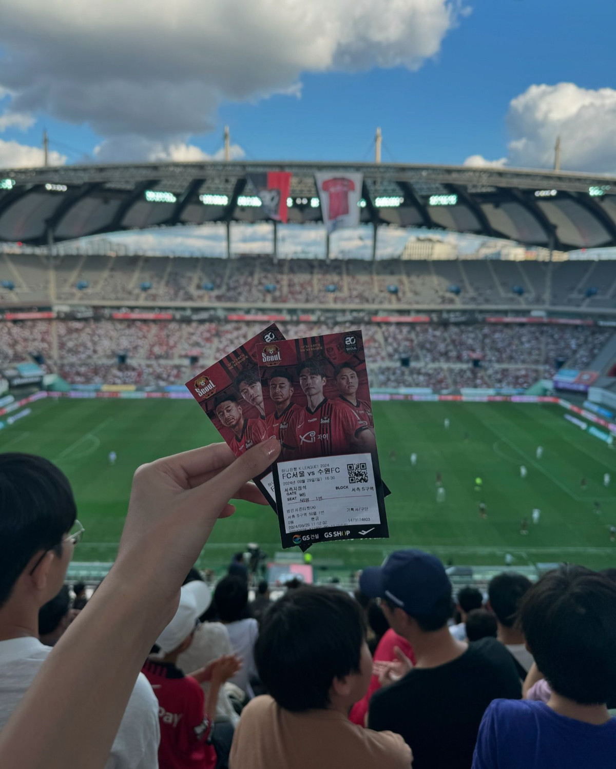 Sau đó 2 vợ chồng tới SVĐ World Cup Seoul xem trận đấu giữa FC Seoul với Suwon City ở vòng 32 giải vô địch quốc gia Hàn Quốc (K-League 1). (Ảnh: IG Đoàn Văn Hậu)