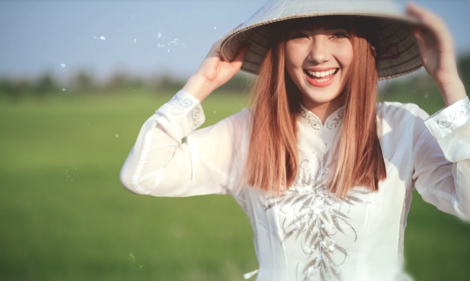 Jannine Weigel là hot girl Thái từng rất nổi tiếng tại Việt Nam khi diện áo dài, đội nón lá và cover bài "Bèo dạt mây trôi".