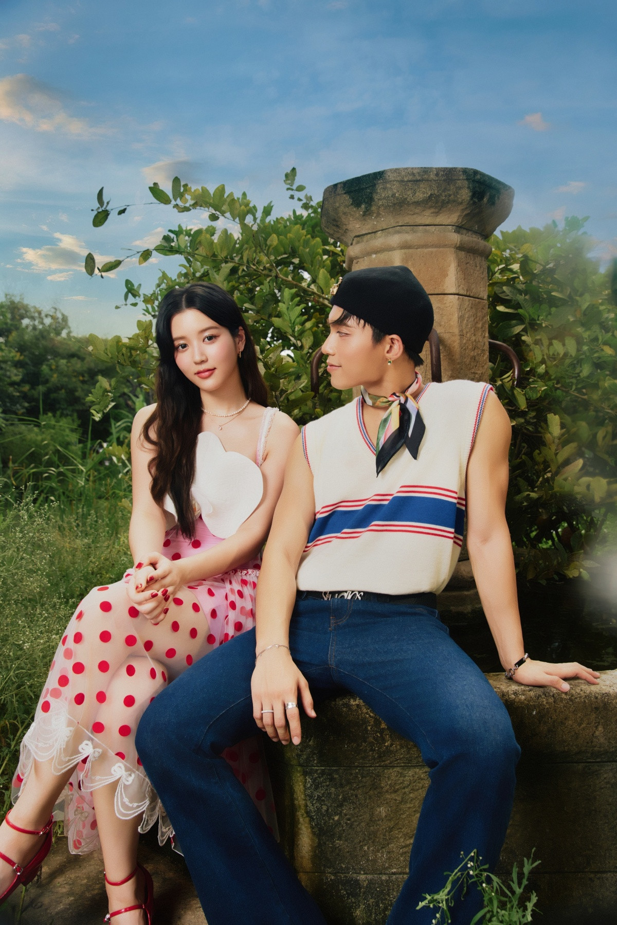 Trong MV của Mono, cô nàng đóng vai một nữ khách hàng, gọi điện đến để đặt hoa từ ông chủ hàng hoa Mono. Cả 2 cùng đắm chìm trong không gian tưởng tượng lãng mạn, đầy màu sắc của những loài hoa.