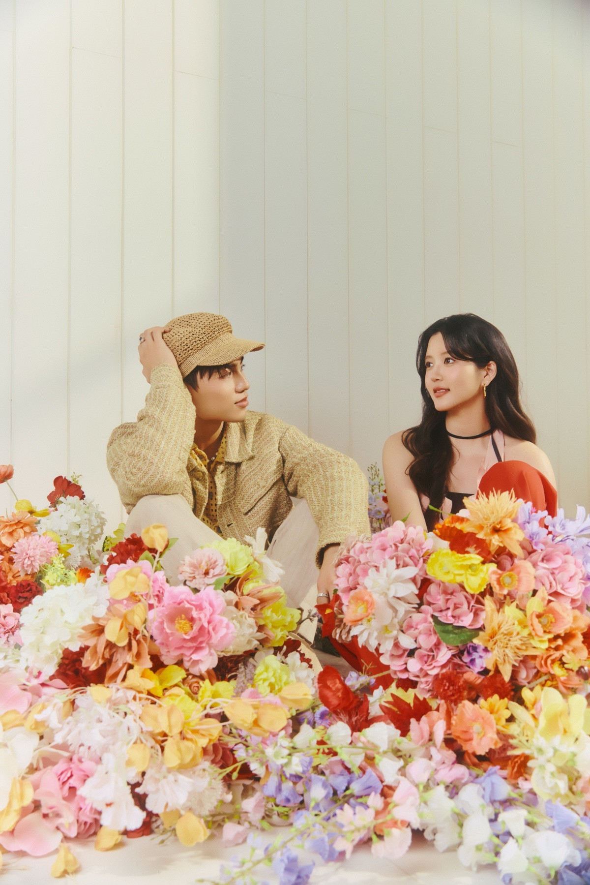 Diễn viên Thái Lan June Plearnpichaya Komalarajun, 24 tuổi, gây chú ý với vẻ đẹp nàng thơ trong MV "Chăm hoa" của Mono. Trước đó, cô cũng sở hữu lượng fan Việt hùng hậu.