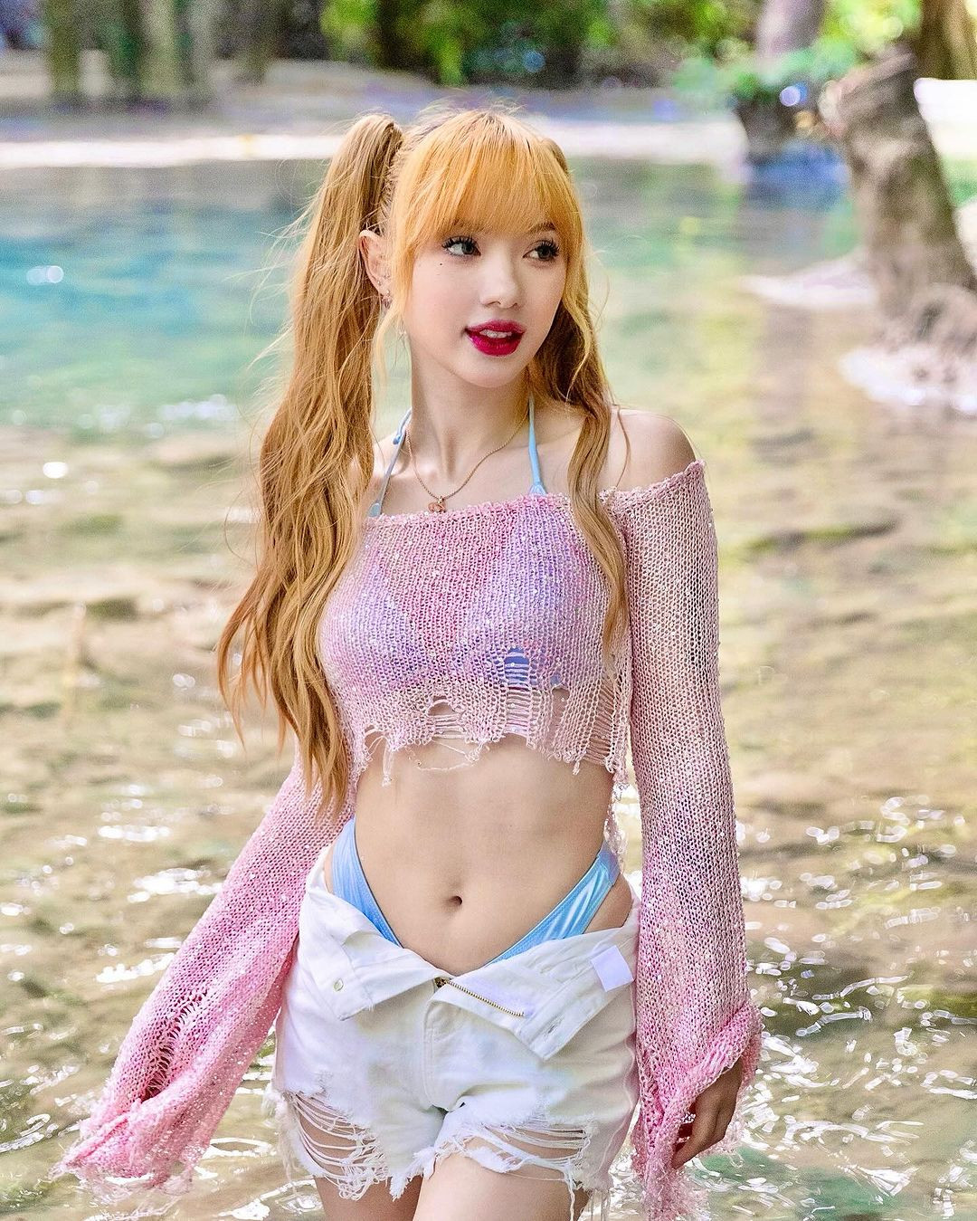 Vào thời điểm nổi đình nổi đám ở Việt Nam, vẻ đẹp của thiếu nữ 17 tuổi này hiện nhận được không ít lời khen ngợi. Một số người thậm chí còn nhận định Jannine mặc áo dài duyên dáng không kém con gái Việt.