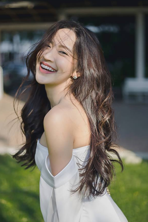 Cô nàng thu hút 4,7 triệu lượt theo dõi trên mạng xã hội. Cô nổi tiếng từ cách đây nhiều năm nhờ vẻ đẹp ngọt ngào, tươi tắn như búp bê.