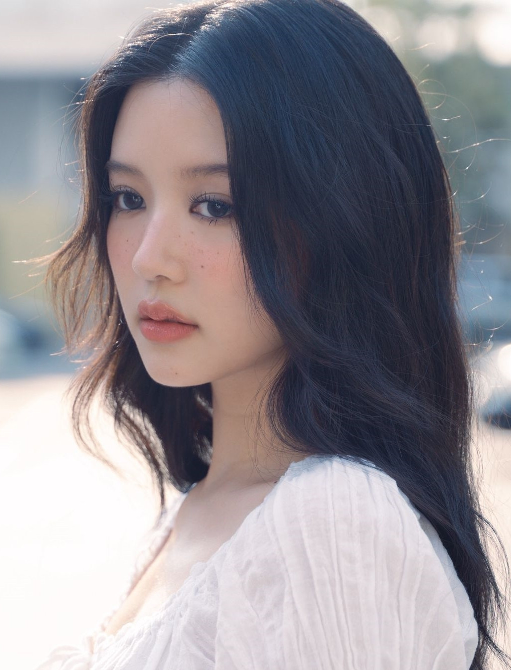 Nữ diễn viên có gần một triệu người theo dõi trên Instagram. Khán giả biết tới June nhiều sau khi cô đóng chính phim truyền hình ăn khách Bad Genius - Thiên tài bất hảo, thủ vai Lynn, lên sóng năm 2020. Trước đó, cô tham gia các dự án như The Sun, One Year 365: Wan Ban Chun Ban Tu...