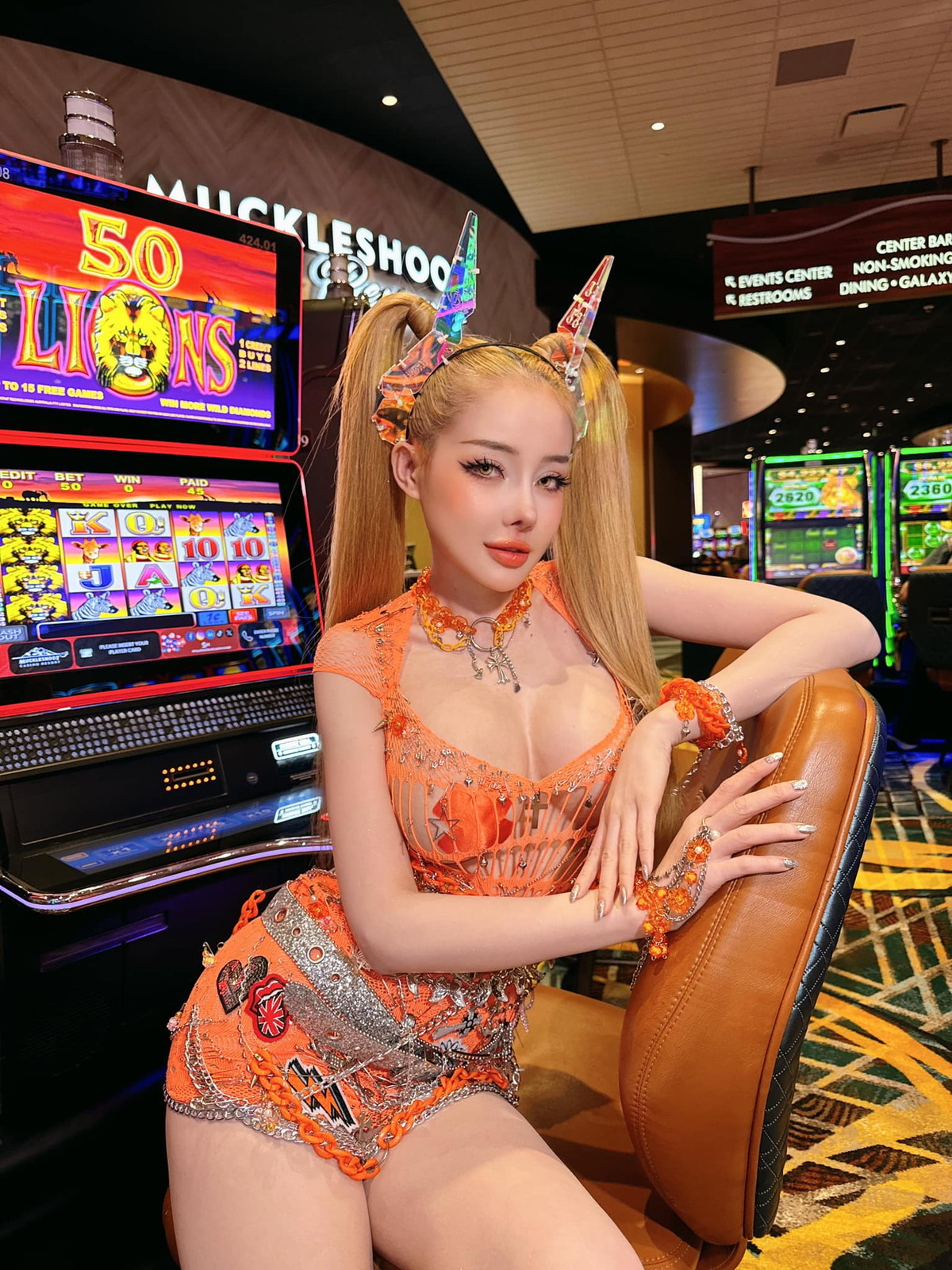 Gần đây, Ngân 98 Ngân 98 công khai việc đã dành 1 tỷ đồng sang Hàn Quốc, can thiệp dao kéo để có gương mặt mềm mại, tự nhiên hơn.