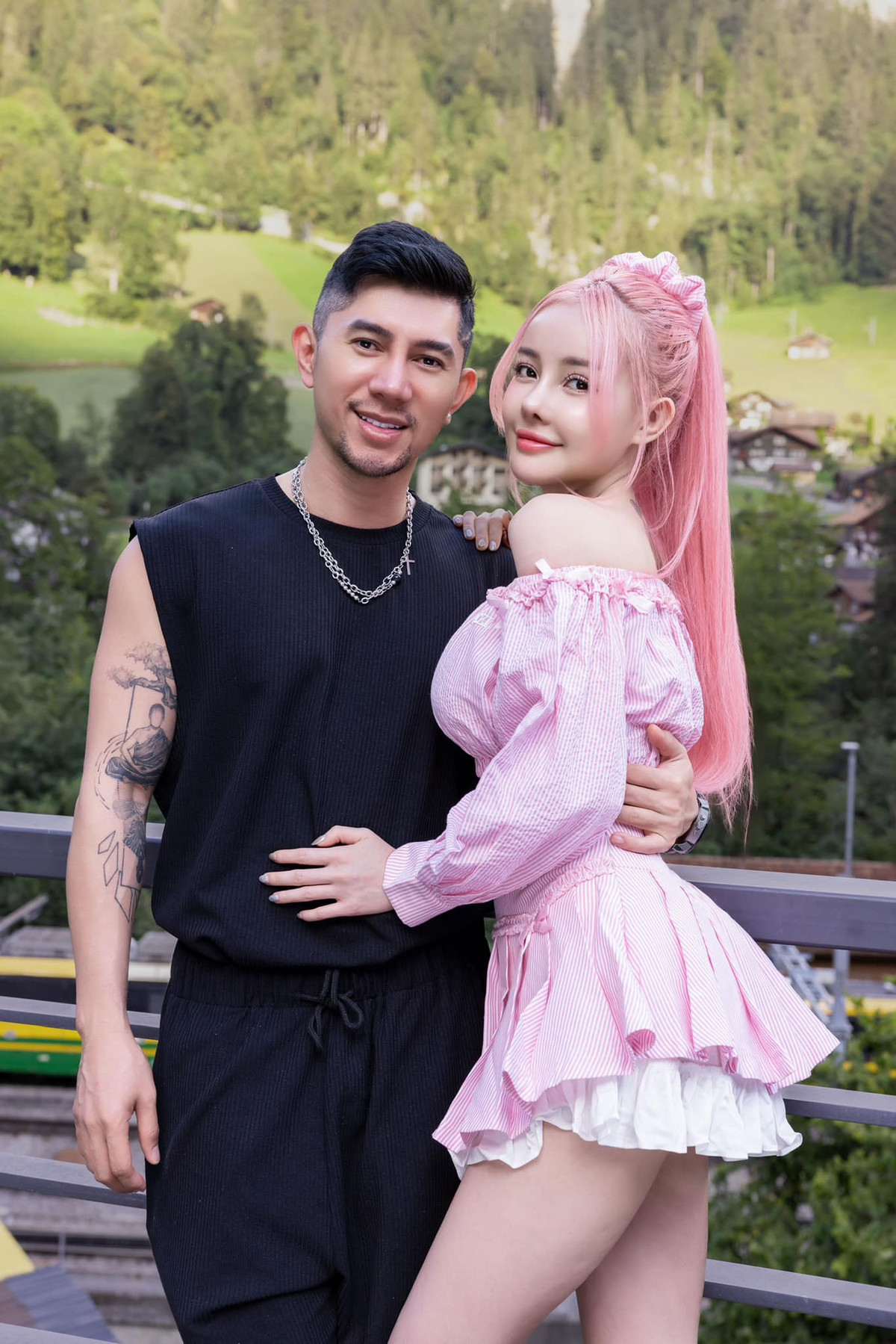 Cô nàng có mối tình khá ồn ào với Lương Bằng Quang. Được biết, nam ca sĩ cũng là người đồng hành với Ngân 98 trong chuyến đi sang Hàn phẫu thuật thẩm mỹ vừa rồi.