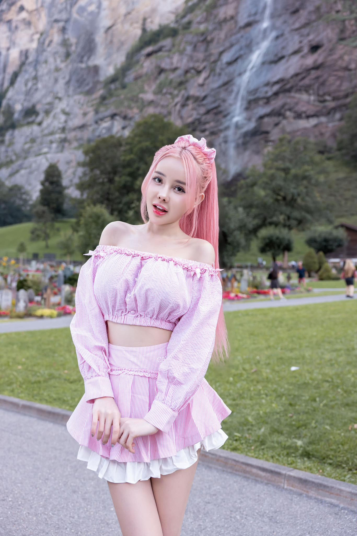 Ngân 98 tên thật là Võ Thị Ngọc Ngân chính là một trong số các hot girl mang nhiều tai tiếng, thị phi nhất tại Việt Nam.