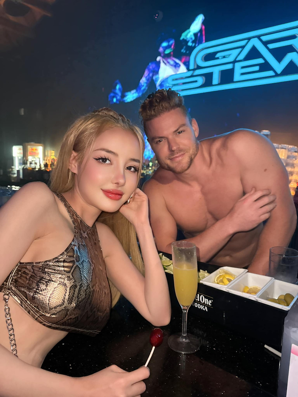 Các đường nét trên khuôn mặt của Ngân 98 sau nhiều lần phẫu thuật thẩm mỹ trông khác xưa rõ rệt.