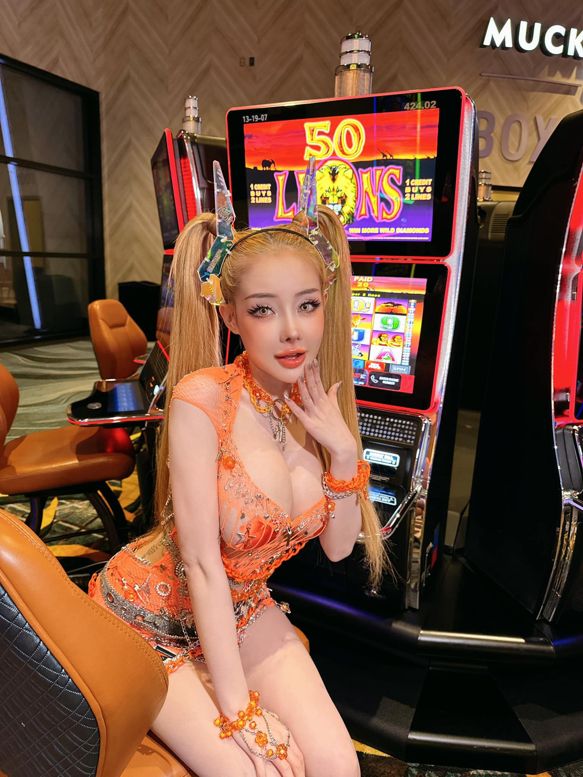 Tuy nhiên nhiều người bày tỏ khá tiếc nuối với diện mạo mới của cô nàng: "Dù vẫn xinh nhưng tôi thấy như cũ thuận mắt hơn, hình ảnh hiện tại trông hơi nhựa", "mình cũng thích hình ảnh Ngân lúc trước hơn", "sửa hơi quá rồi thì phải".