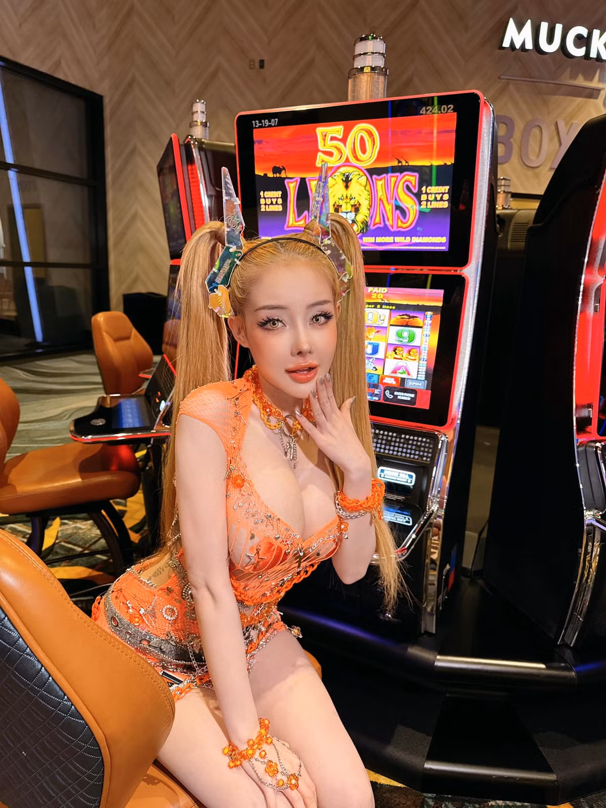 Tuy nhiên nhiều người bày tỏ khá tiếc nuối với diện mạo mới của cô nàng: "Dù vẫn xinh nhưng tôi thấy như cũ thuận mắt hơn, hình ảnh hiện tại trông hơi nhựa", "mình cũng thích hình ảnh Ngân lúc trước hơn", "sửa hơi quá rồi thì phải".