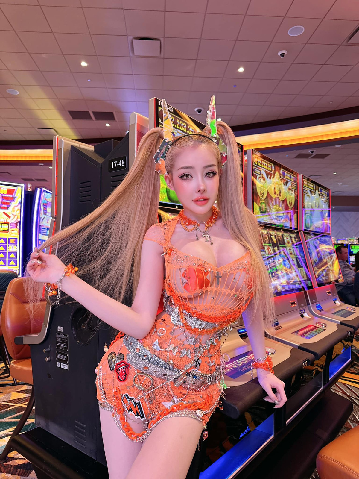 Cụ thể, nữ hoàng thẩm mỹ gốc Bình Định này đã chỉnh sống mũi, tháo cằm, hạ gò má. Chính chủ cho biết cô muốn hình ảnh bản thân mới mẻ trong mắt công chúng.